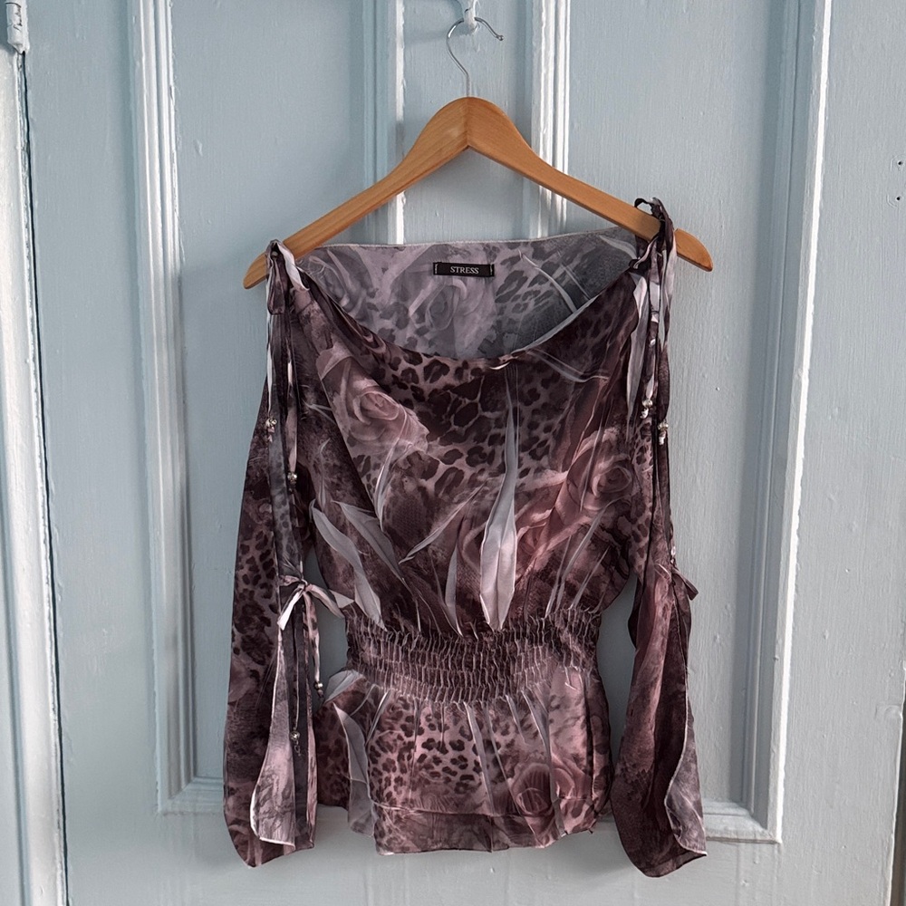 Cold-Shoulder Floral & Leopard Print Blouse in Mauve